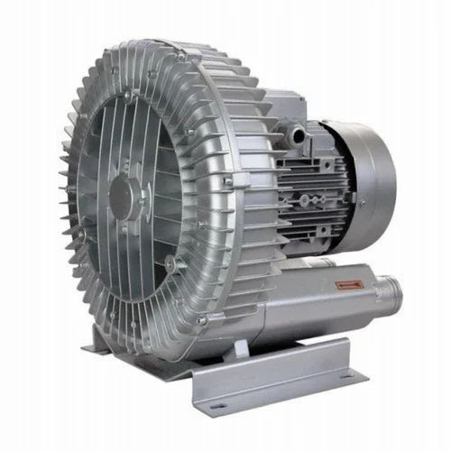 روتس بلوئر چیست؟ روتس بلوئر (Roots Blower) یک نوع پمپ جابجایی مثبت است که برای جابجایی هوا یا گاز به کار می‌رود. این پمپ شامل دو روتور است